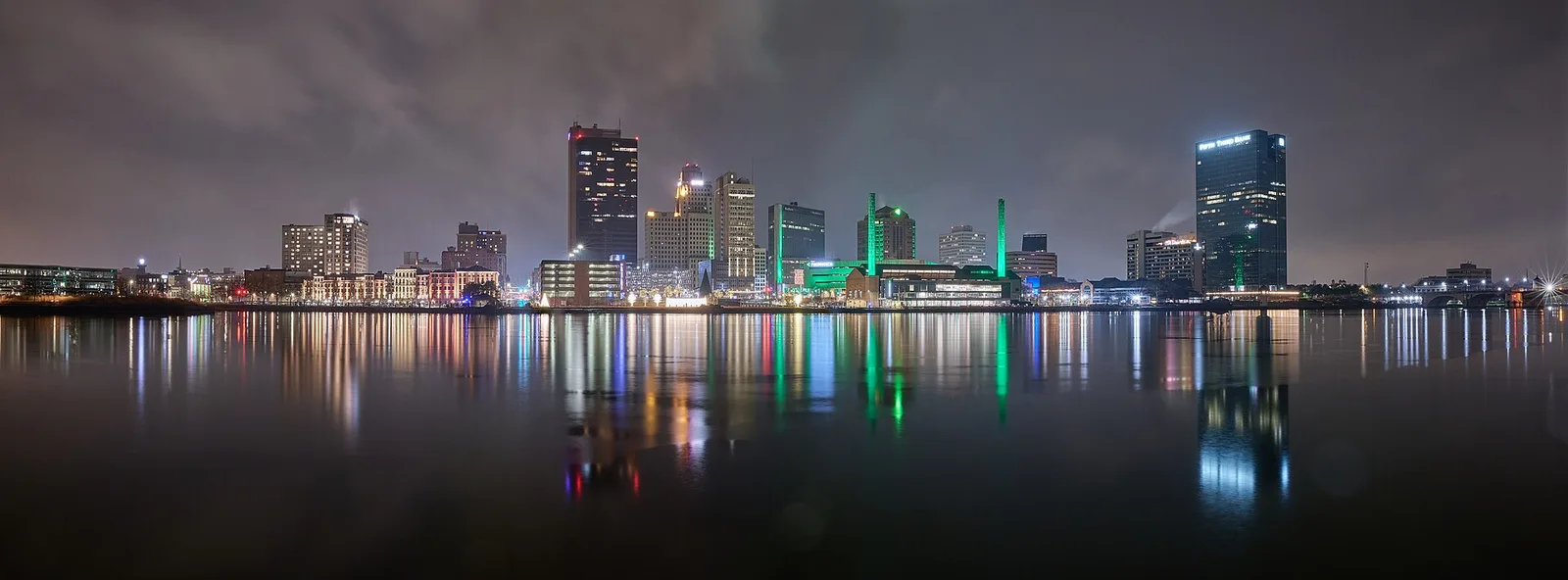 Toledo, Ohio 当地景观:Toledo skyline on the Maumee River at night - Flickr - chris.rycroft