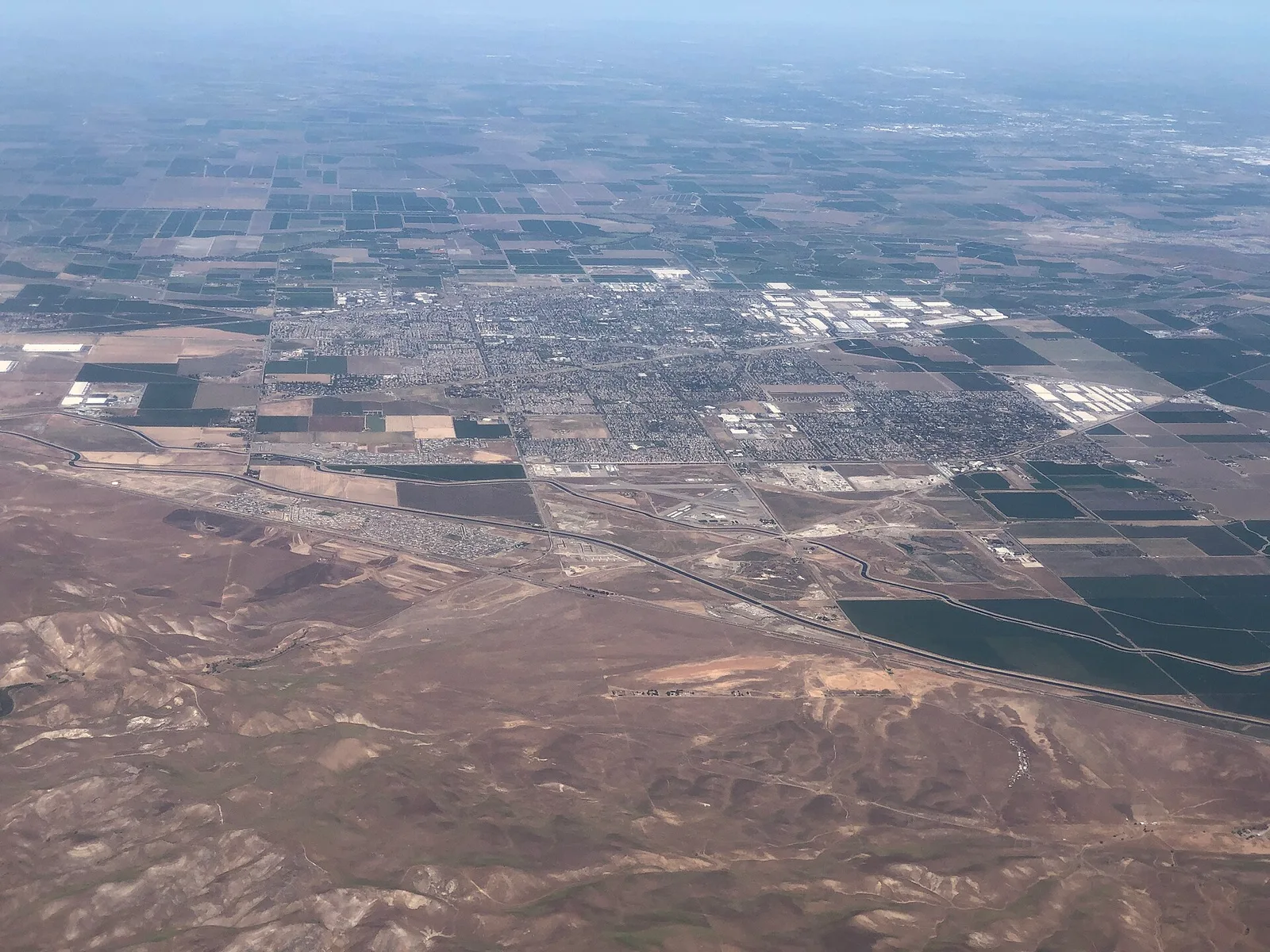 Vista de Tracy, California: 2022-03-24 20 17 50 UTC minus 7 View north from an airplane towards the city of Tracy in San Joaquin County, California