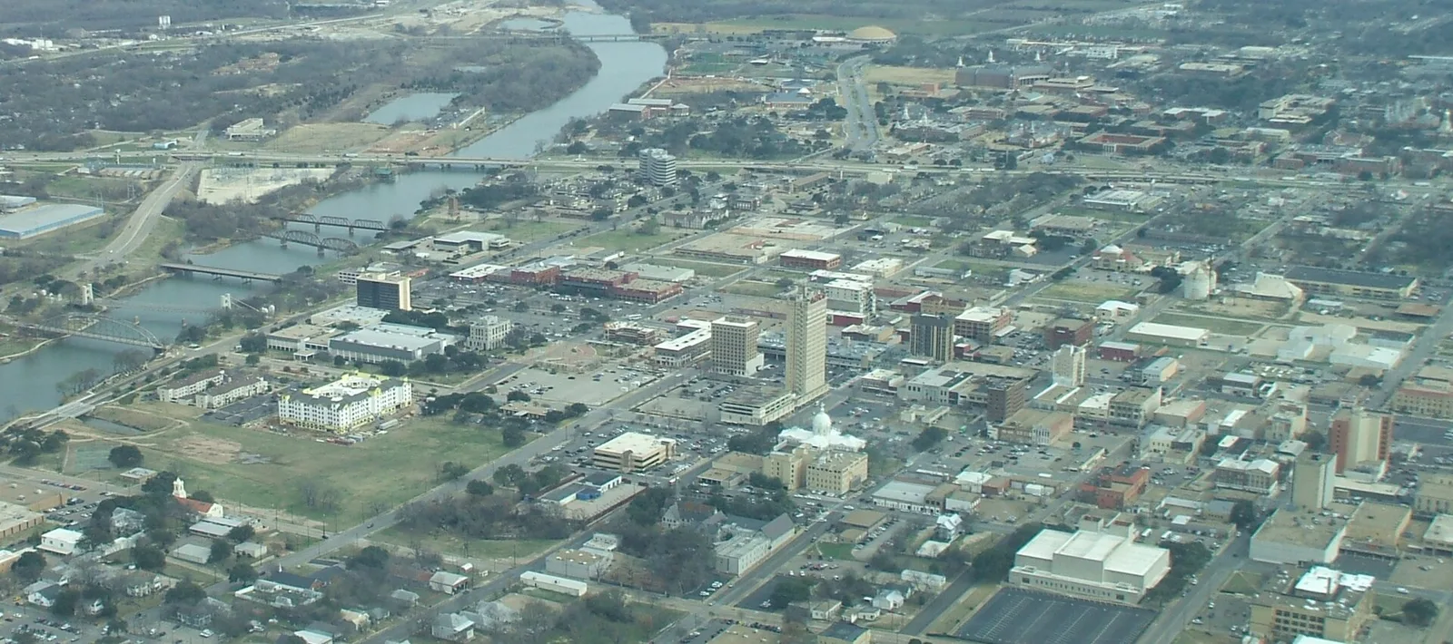 Waco, Texas 当地景观:Aerial view of Downtown Waco 2009 Looking East