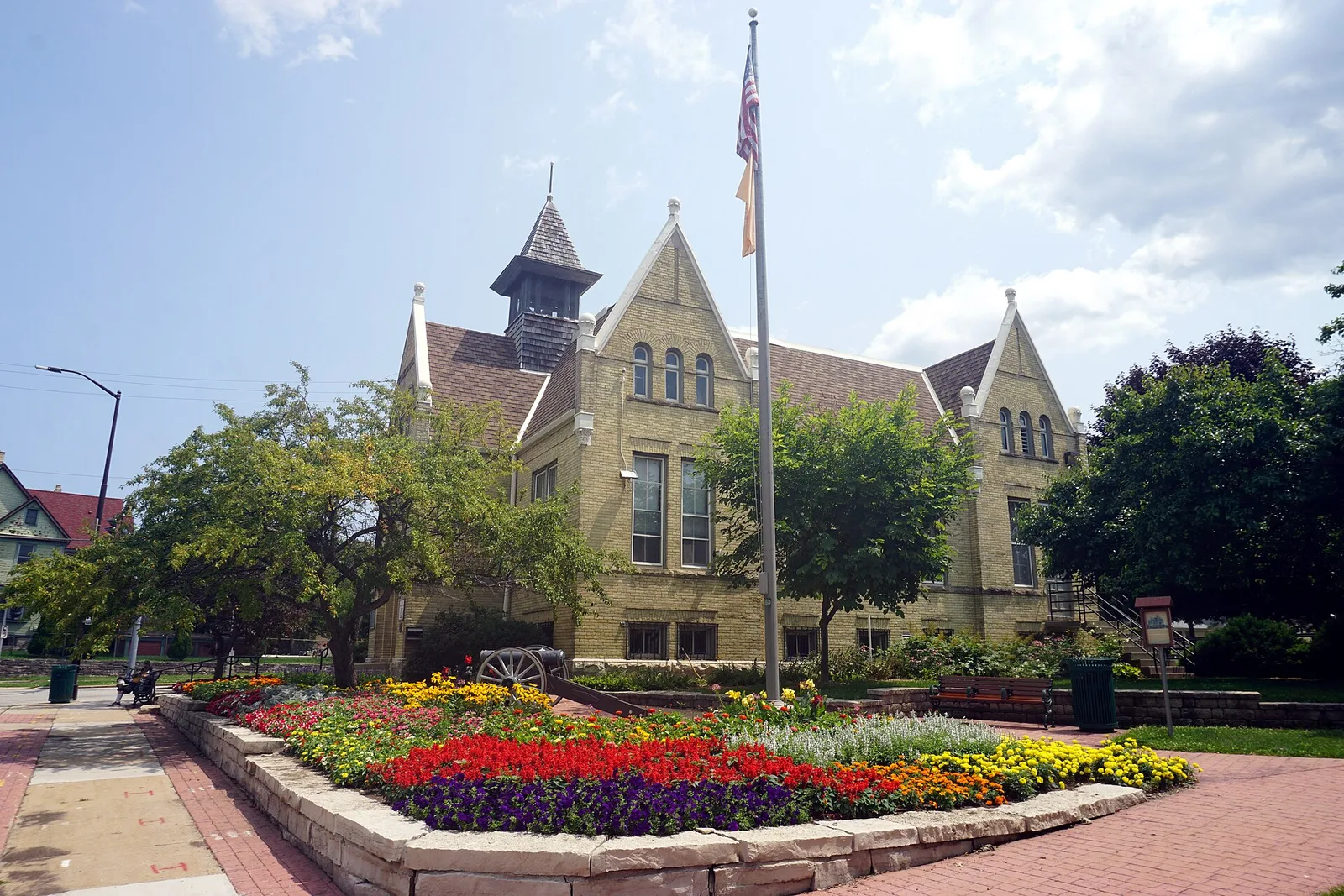 Vista de West Allis, Wisconsin: West Allis July 2023 44 (Greenfield School--West Allis Historical Society Museum)